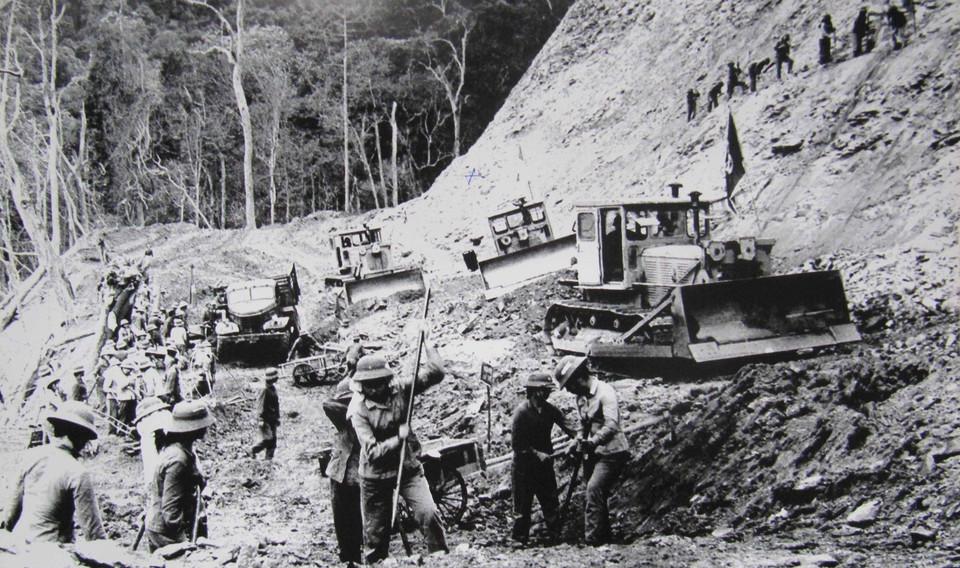 Đoàn 559 - Bộ đội Trường Sơn mở đường trong chiến dịch Đường 9 - Nam Lào, mùa Xuân năm 1971. Trong chiến dịch lịch sử này, Đoàn 559 thực hiện hai nhiệm vụ: Vừa bảo đảm hậu cần, kỹ thuật cho toàn bộ chiến dịch, vừa là một cánh quân của Bộ Tư lệnh chiến dịch. (Ảnh: Tư liệu/TTXVN phát)Một điểm tập kết dã chiến xe vận tải và xe bọc thép của lính Sài Gòn trên Đường 9 bị ta đánh tan. (Ảnh: Lương Nghĩa Dũng/TTXVN)