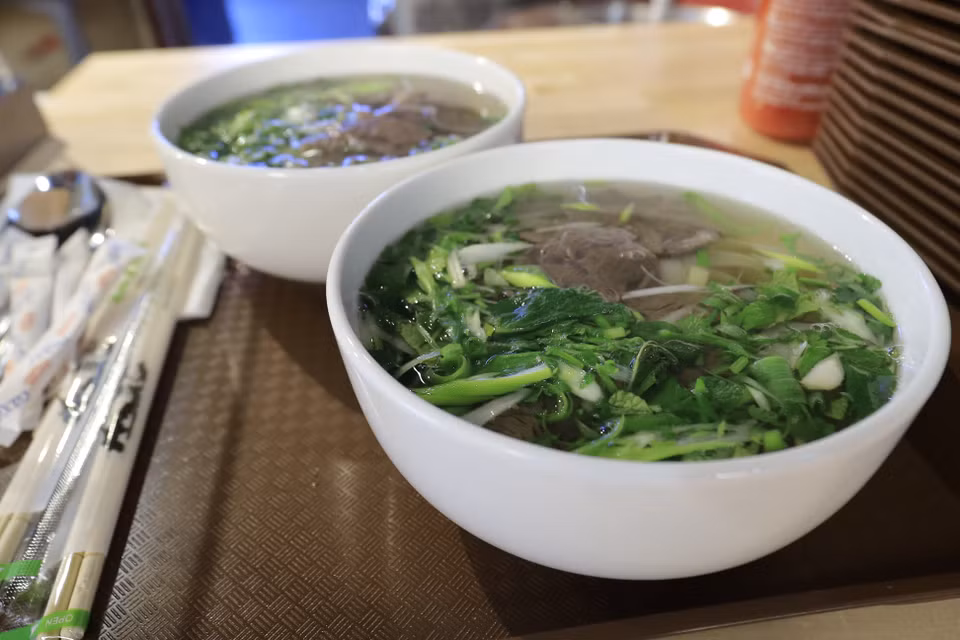 Phở bò là món chính trong thực đơn của các quán ăn Việt Nam hoặc các nhà hàng ẩm thực châu Á ở thành phố Izevsk. (Ảnh: Trần Hiếu/TTXVN)