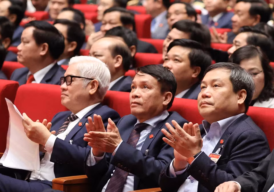 Đồng chí Nguyễn Đức Lợi (giữa), Ủy viên Trung ương Đảng, Tổng giám đốc TTXVN dự phiên thảo luận các văn kiện đại hội tại hội trường, sáng 28/1. (Nguồn: TTXVN)