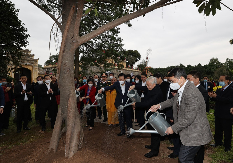 Tổng Bí thư, Chủ tịch nước Nguyễn Phú Trọng trồng cây lưu niệm tại Khu Di tích Hoàng thành Thăng Long. (Ảnh : Trí Dũng/TTXVN)