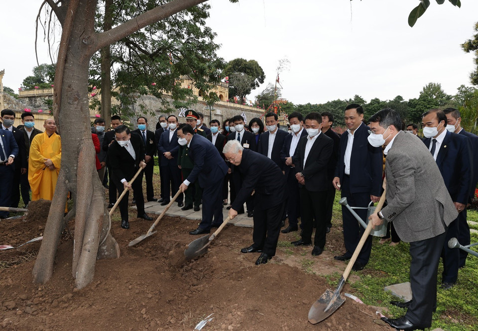 Tổng Bí thư, Chủ tịch nước Nguyễn Phú Trọng trồng cây lưu niệm tại Khu Di tích Hoàng thành Thăng Long. (Ảnh : Trí Dũng/TTXVN)