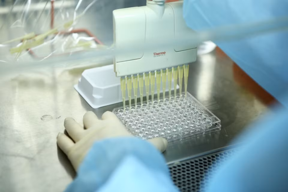 Việt Nam là 1 trong 4 quốc gia đầu tiên phân lập thành công virus Corona chủng mới (SARS-CoV-2). Trong ảnh: Thực hiện phân lập virus Corona chủng mới của nhóm khoa học nữ Viện Vệ sinh Dịch tễ Trung ương. (Ảnh: Minh Quyết/TTXVN)