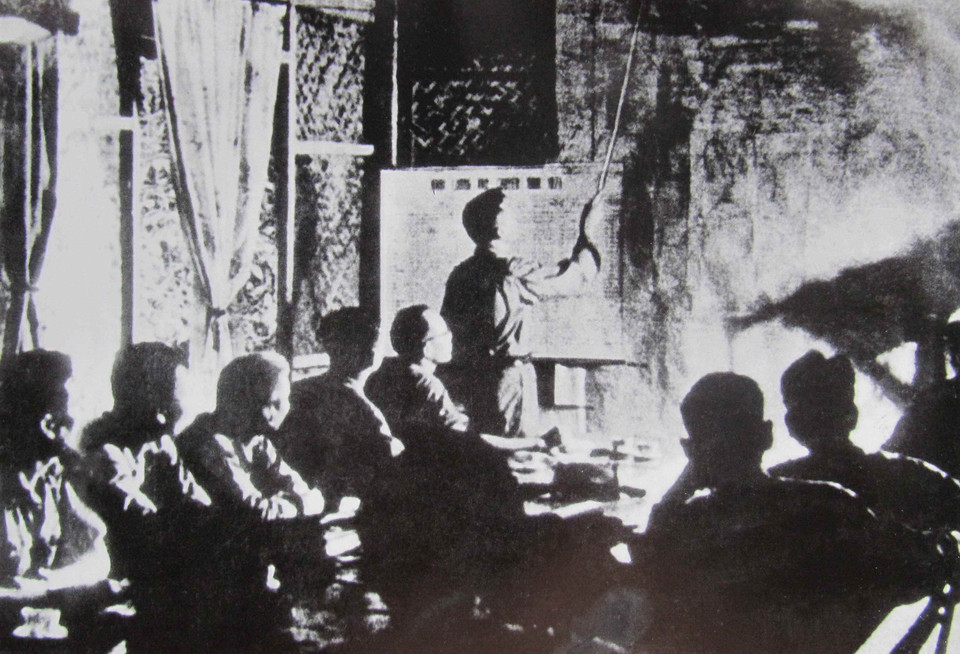 Một buổi họp giao ban bàn phương án tác chiến của Bộ Tư lệnh Bộ đội Trường Sơn trong chiến dịch Đường 9 - Nam Lào. Khi quyết định mở chiến dịch này, Bộ Chính trị và Quân ủy Trung ương đã nắm chắc được kế hoạch cuộc hành quân Lam Sơn 719 của địch, kể cả thời gian, quy mô cuộc hành quân, chiến thuật và sự phối hợp giữa các lực lượng của đối phương. (Ảnh: Tư liệu/TTXVN phát)