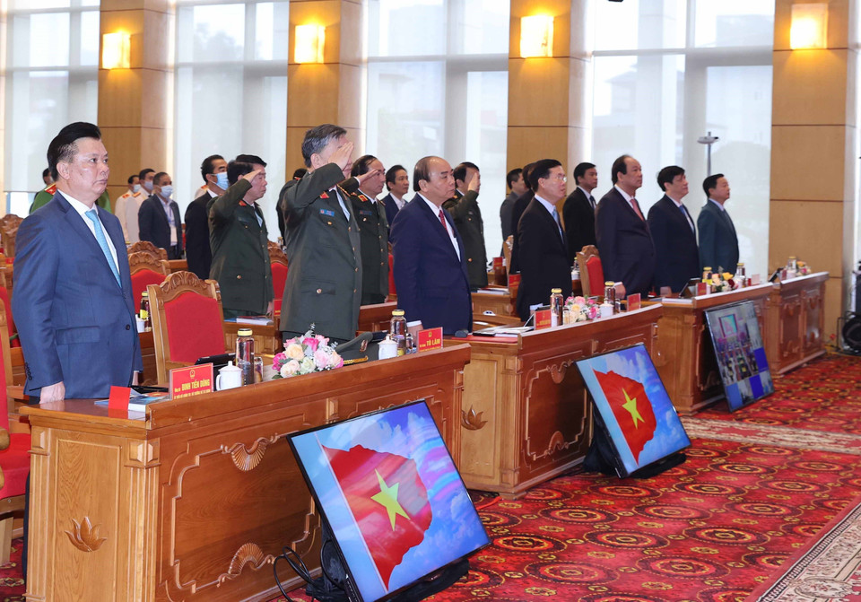 Thủ tướng Nguyễn Xuân Phúc và các đại biểu thực hiện nghi thức chào cờ. (Ảnh: Thống Nhất/TTXVN)