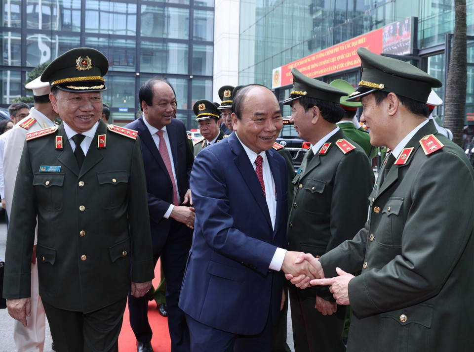 Thủ tướng Nguyễn Xuân Phúc với các vị lãnh đạo Bộ Công an. (Ảnh: Thống Nhất/TTXVN)