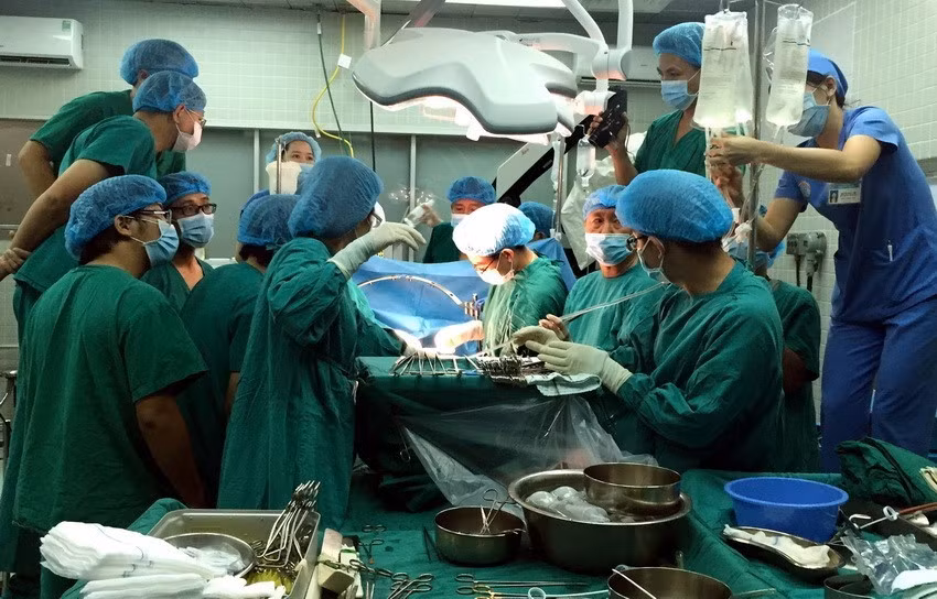 Kíp phẫu thuật thực hiện ghép tạng Xuyên Việt của người hiến tạng chết não từ Bệnh viện Chợ Rẫy (Thành phố Hồ Chí Minh) ra Bệnh viện Hữu nghị Việt Đức (Hà Nội), mang lại sự sống cho 2 bệnh nhân suy gan, suy tim giai đoạn cuối (2015). (Ảnh: TTXVN phát)