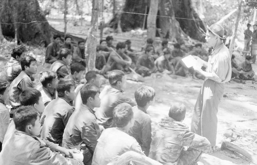 Cán bộ quân giải phóng giải thích chính sách khoan hồng của Mặt trận dân tộc giải phóng cho tù binh Ngụy. Trong chiến dịch Đường 9 - Nam Lào, quân ta loại khỏi vòng chiến đấu hơn 2 vạn tên địch, bắt hơn 1.000 tù binh. (Ảnh: TTXVN)