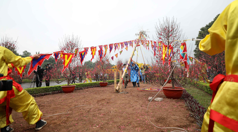 Dựng cây nêu ngày Tết. (Ảnh: Thanh Tùng/TTXVN)