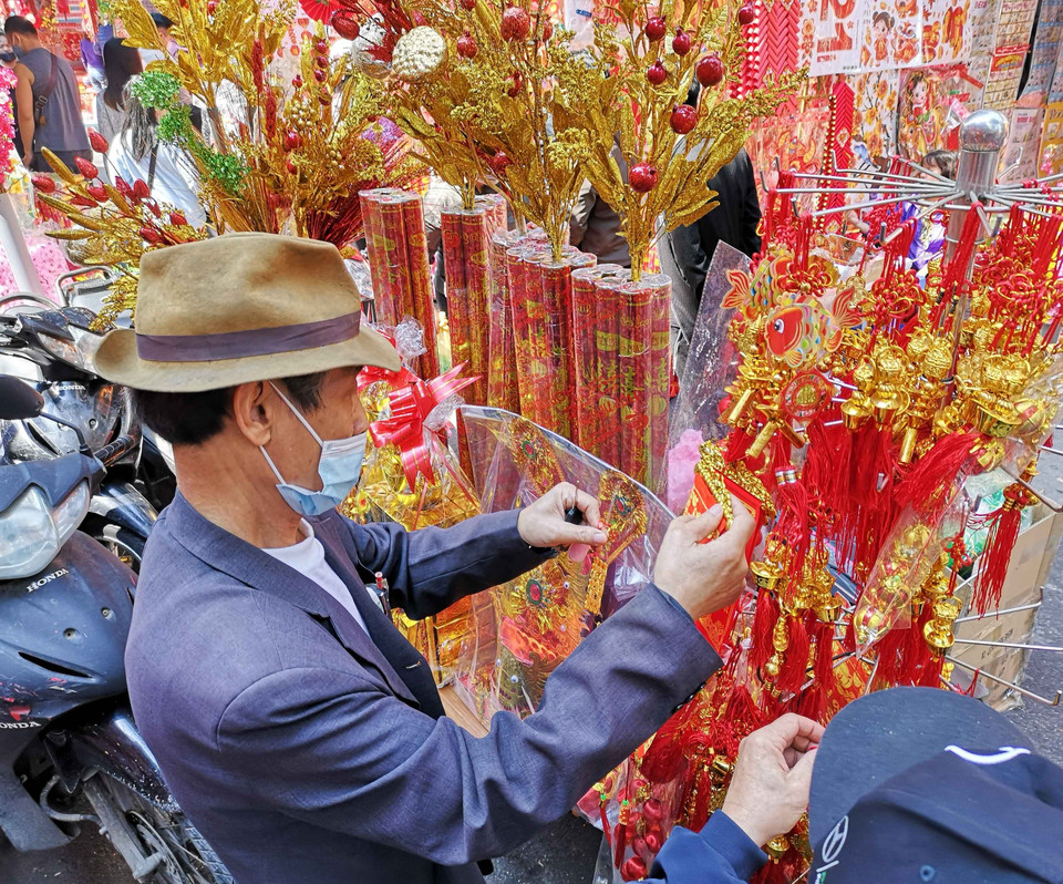 Mặt hàng trang trí Tết được nhiều người lựa chọn. (Ảnh: Thanh Tùng/TTXVN)