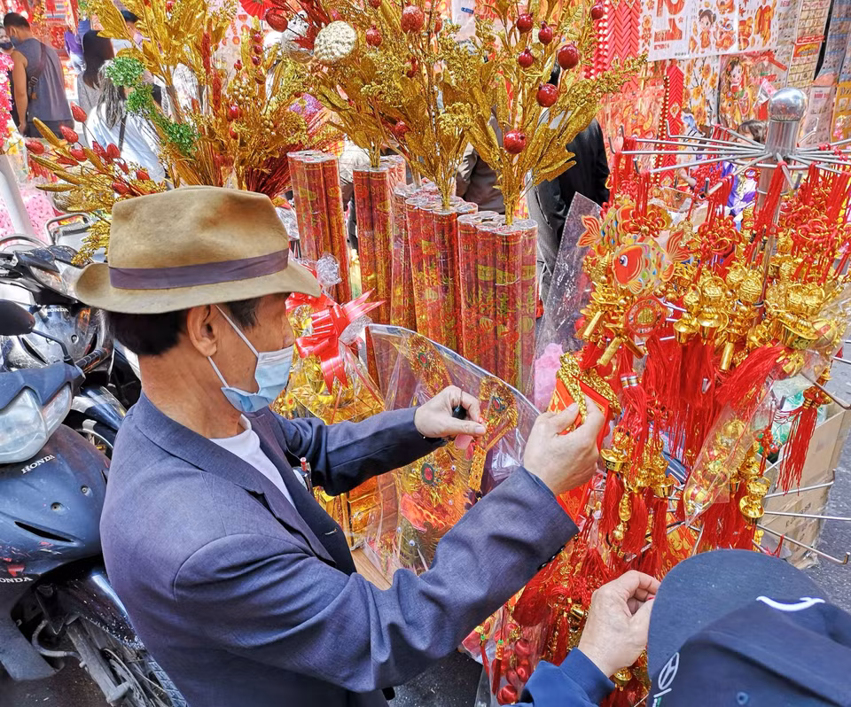Mặt hàng trang trí Tết được nhiều người lựa chọn. (Ảnh: Thanh Tùng/TTXVN)