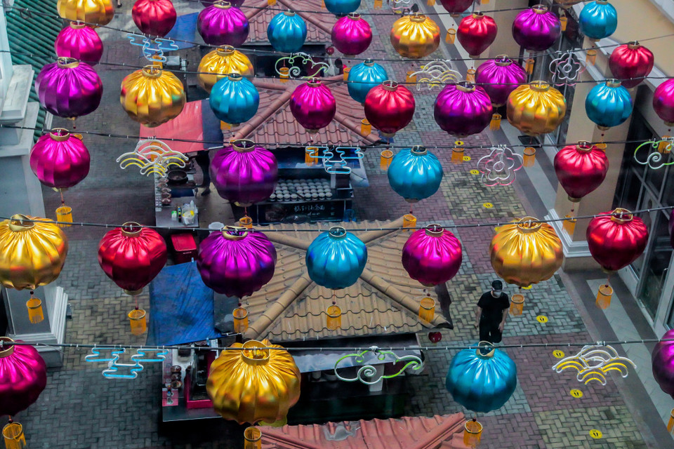 Treo đèn lồng đủ màu chào đón Tết Nguyên đán tại một trung tâm thương mại ở Manila, Philippines. (Nguồn: THX/TTXVN)