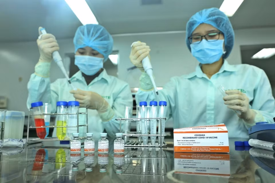 Việt Nam nỗ lực đẩy nhanh tiến độ nghiên cứu, thử nghiệm vắcxin ngừa COVID-19. Trong ảnh: Nhân viên Công ty trách nhiệm hữu hạn Một thành viên Vắcxin và Sinh phẩm số 1 (VABIOTECH) thử nghiệm định lượng Protein trong vắcxin ngừa COVID-19. (Ảnh: Minh Quyết/TTXVN)