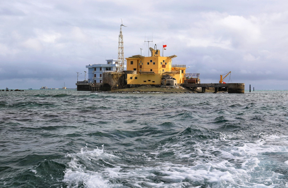 Vẻ đẹp Đảo Đá Lớn B trước những con sóng bạc đầu. (Ảnh: Thành Đạt/TTXVN)