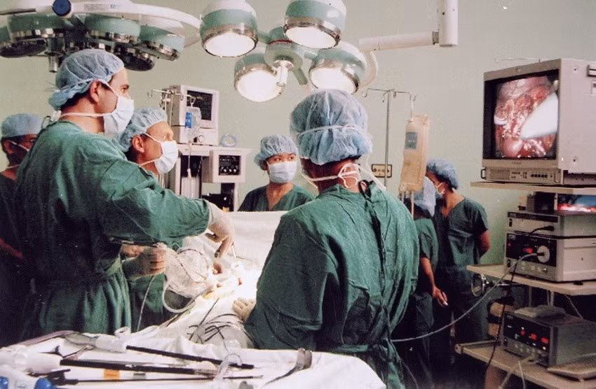 Nhiều kỹ thuật chuyên môn cao được thực hiện thành công tại nhiều bệnh viện trung ương như ghép tạng, nội soi, phẫu thuật bằng robot, chuyển giao một số kỹ thuật cho bệnh viện tuyến tỉnh, huyện...Trong ảnh: Các giáo sư, bác sỹ Viện trường Liege' (Vương quốc Bỉ) và các bác sỹ bệnh viện Nhân dân 115 (TP Hồ Chí Minh) đang thực hiện ca mổ nội soi thận từ người hiến. Đây là ca mổ nội soi ghép thận lần thứ 4 của Viện (2004). (Ảnh: Thế Anh/TTXVN)
