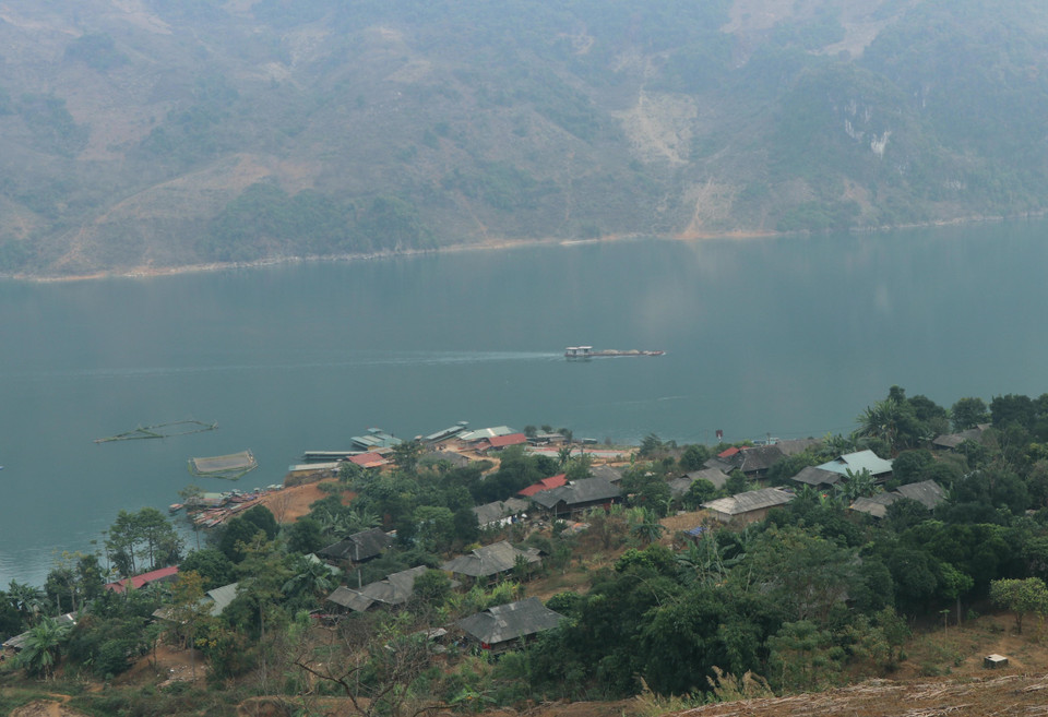 Cung đường Huổi Só-Huổi Lóng dài hàng chục km chạy dọc, men theo sông Đà. (Ảnh: Xuân Tiến/TTXVN)