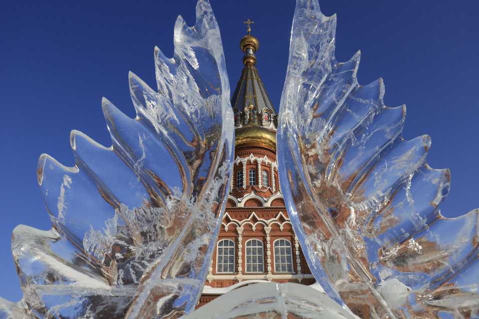 Các tác phẩm điêu khắc băng tô điểm cho cảnh quan thành phố Izevsk. (Ảnh: Trần Hiếu/TTXVN)