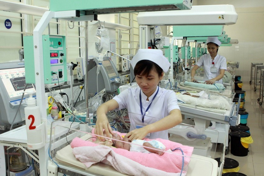 Việt Nam là một trong các nước đang phát triển có mức tử vong bà mẹ, trẻ em giảm nhanh nhất trên thế giới. Trong ảnh: Nhân viên y tế của Bệnh viện Phụ sản-Nhi Đà Nẵng chăm sóc trẻ sơ sinh mắc bệnh lý do sinh non, nhẹ cân. (Ảnh: Dương Ngọc/ TTXVN)