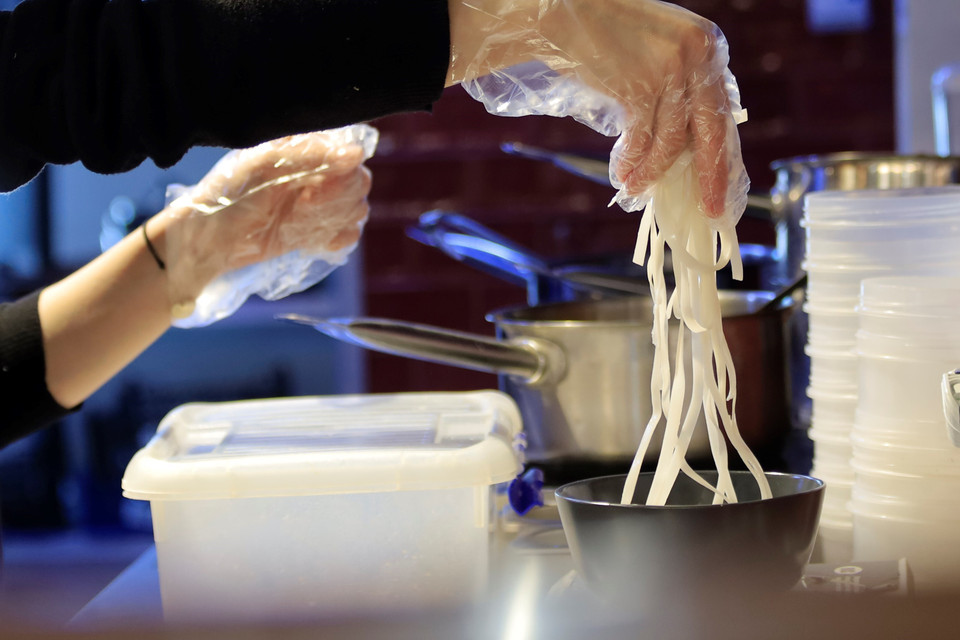 Bánh phở được các tiểu thương người Việt cung cấp thường xuyên cho các nhà hàng ở thành phố Izevsk. (Ảnh: Trần Hiếu/TTXVN)