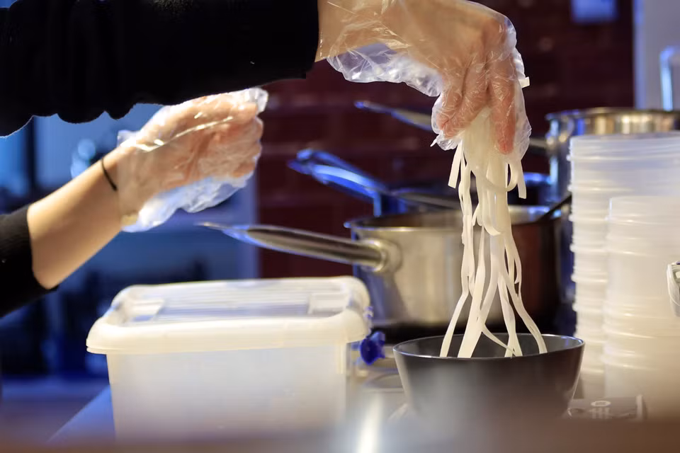 Bánh phở được các tiểu thương người Việt cung cấp thường xuyên cho các nhà hàng ở thành phố Izevsk. (Ảnh: Trần Hiếu/TTXVN)