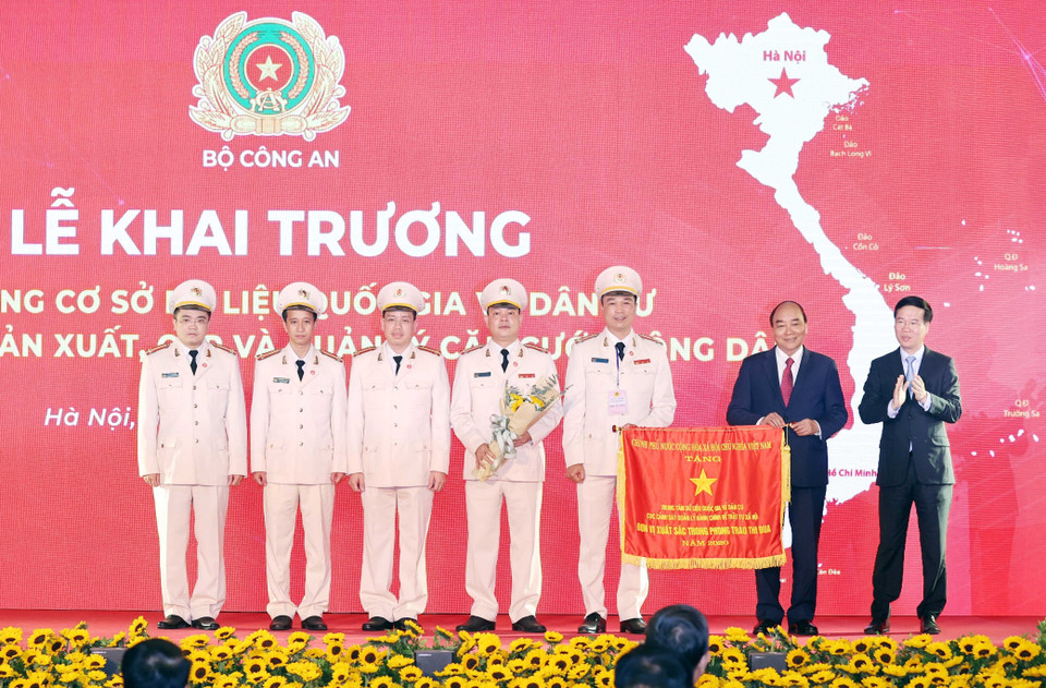 Thủ tướng Nguyễn Xuân Phúc tặng Cờ thi đua của Chính phủ cho Trung tâm dữ liệu quốc gia về dân cư. (Ảnh: Thống Nhất/TTXVN)