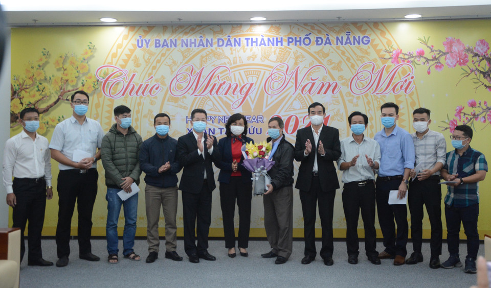 Lãnh đạo thành phố Đà Nẵng tặng hoa Đoàn y tế thành phố Đà Nẵng yên tâm lên đường tiếp viện tỉnh Gia Lai phòng, chống dịch COVID-19. (Ảnh: Văn Dũng/TTXVN)