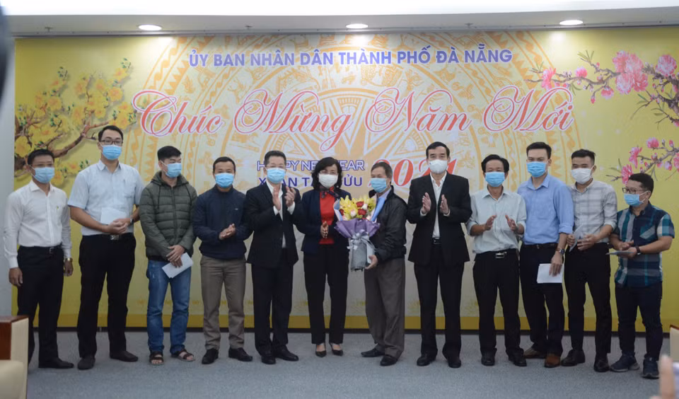 Lãnh đạo thành phố Đà Nẵng tặng hoa Đoàn y tế thành phố Đà Nẵng yên tâm lên đường tiếp viện tỉnh Gia Lai phòng, chống dịch COVID-19. (Ảnh: Văn Dũng/TTXVN)