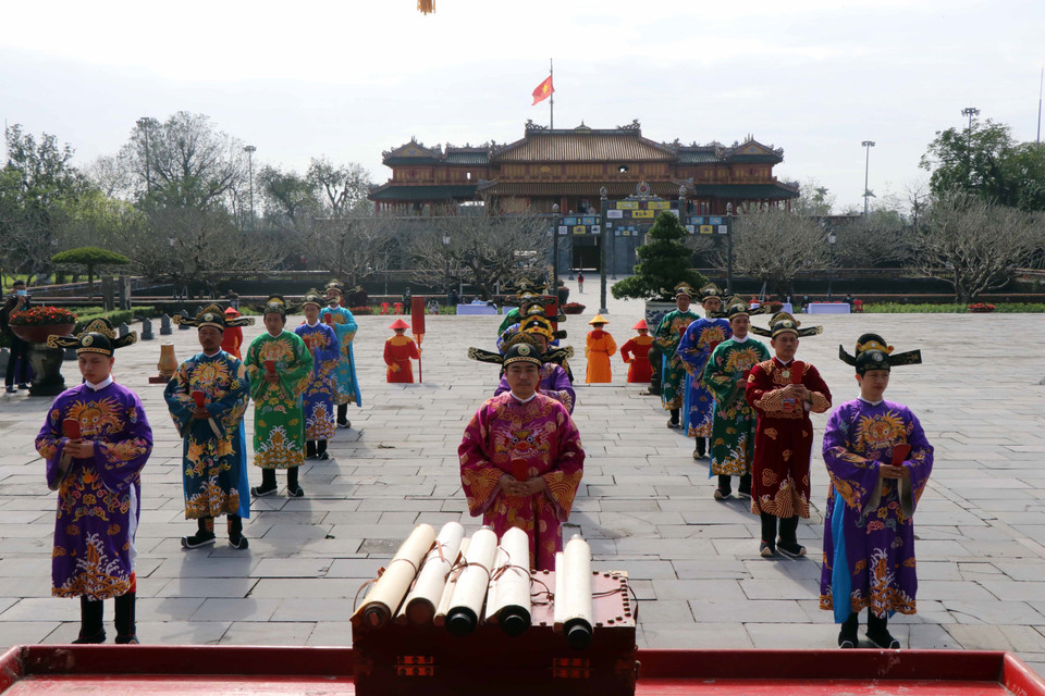 Tái hiện cảnh các quan văn, võ đứng chầu nhà vua trước điện Thái Hòa trong ngày Mùng 1 Tết Nguyên đán. (Ảnh: Đỗ Trưởng/TTXVN)