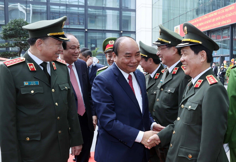Thủ tướng Nguyễn Xuân Phúc với các vị lãnh đạo Bộ Công an. (Ảnh: Thống Nhất/TTXVN)
