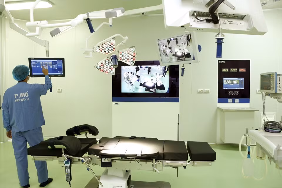 Nhiều kỹ thuật chuyên môn cao được thực hiện thành công tại nhiều bệnh viện trung ương như ghép tạng, nội soi, phẫu thuật bằng robot, chuyển giao một số kỹ thuật cho bệnh viện tuyến tỉnh, huyện...Trong ảnh: 2 phòng mổ chất lượng cao của Bệnh viện Hữu nghị Việt Đức được đầu tư Hệ thống chụp cắt lớp vi tính di động trong phòng mổ BodyTom và phòng mổ MỔ OR1 NEO với nhiều ưu điểm vượt trội (2020). (Ảnh: Dương Ngọc/ TTXVN)
