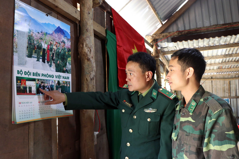 Không khí đón Tết của cán bộ, chiến sỹ Đồn Biên phòng Cửa khẩu A Đớt tại Chốt kiểm soát dịch bệnh COVID-19 số 6. (Ảnh: Đỗ Trưởng/TTXVN)