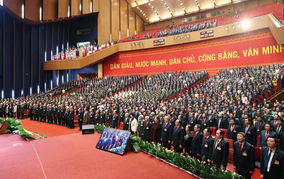 Các đại biểu thực hiện nghi thức chào cờ, chính thức bế mạc Đại hội XIII của Đảng. (Nguồn: TTXVN)