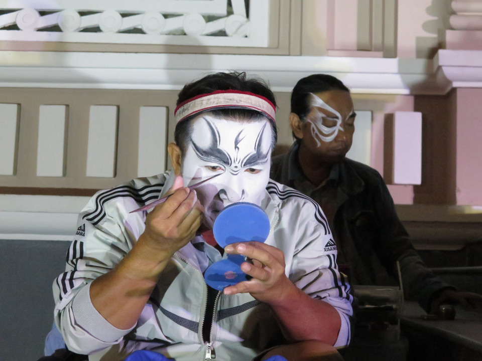 Các diễn viên biểu diễn tuồng cổ tự vẽ mặt nạ cho chính bản thân mình. (Ảnh: Phan Sáu/TTXVN)