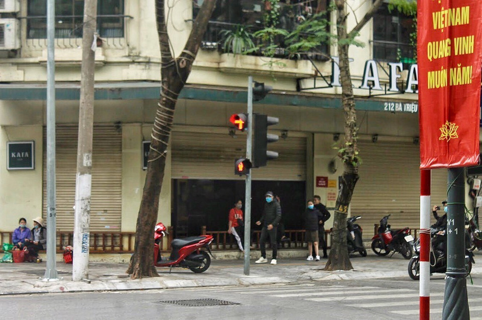 Một số quán càphê trên phố Bà Triệu (Hà Nội) vẫn mở nhưng chuyển sang hình thức bán mang về hoặc bán qua mạng. Tại đây chỉ còn lại các bạn nhân viên và không nhận khách ngồi tại quán. (Ảnh: Minh Nghĩa/TTXVN)