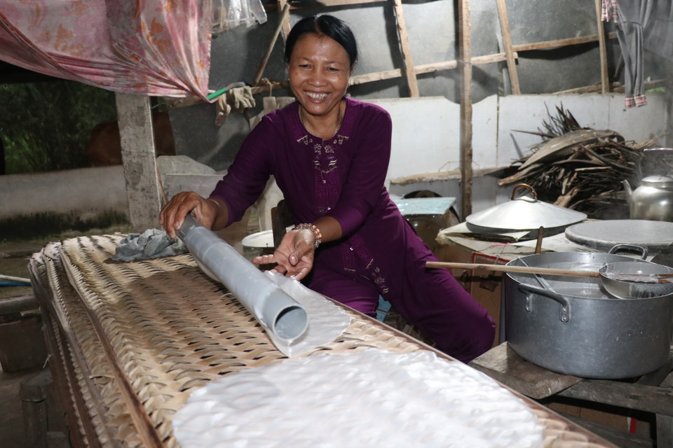 Sản xuất bánh tráng tại làng nghề bánh tráng Mỹ Lồng. (Ảnh: Huỳnh Phúc Hậu/TTXVN)