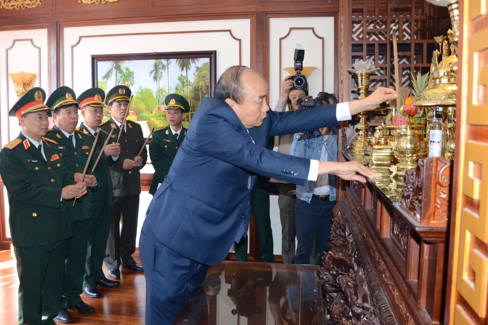 Thủ tướng Nguyễn Xuân Phúc dâng hương tưởng niệm Chủ tịch Hồ Chí Minh tại Bộ Chỉ huy Bộ đội Biên phòng thành phố Đà Nẵng. (Ảnh: Quốc Dũng/TTXVN)