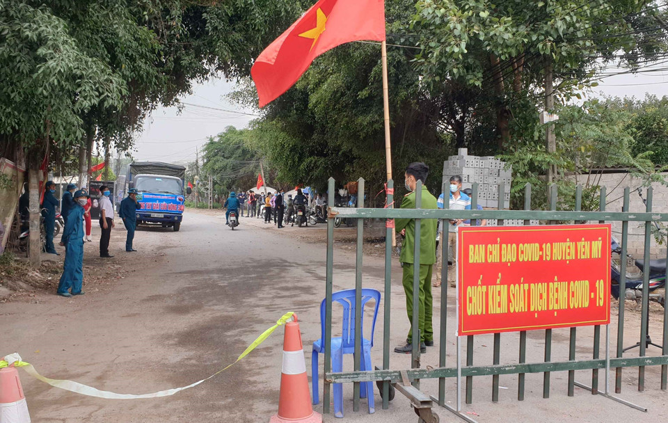 Xã Yên Phú trước giờ công bố quyết định dỡ bỏ lệnh phong tỏa. (Ảnh: Đinh Tuấn/TTXVN)