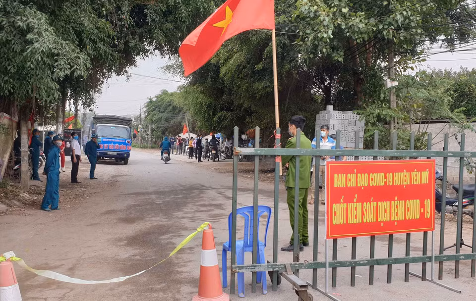 Xã Yên Phú trước giờ công bố quyết định dỡ bỏ lệnh phong tỏa. (Ảnh: Đinh Tuấn/TTXVN)