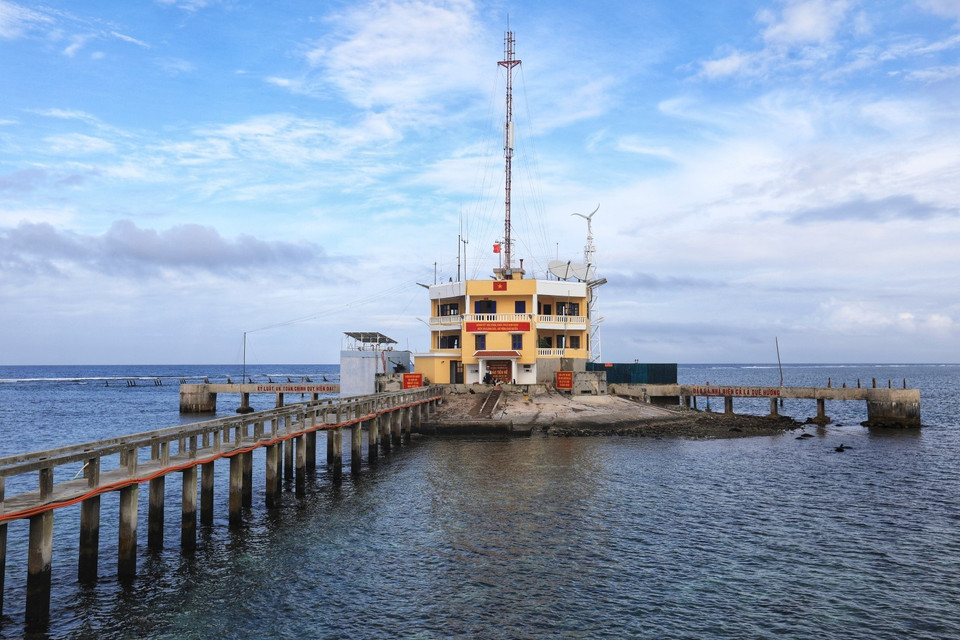 Vẻ đẹp hùng vĩ, bất khuất của Đảo Tiên Nữ trước biển. (Ảnh: Thành Đạt/TTXVN)