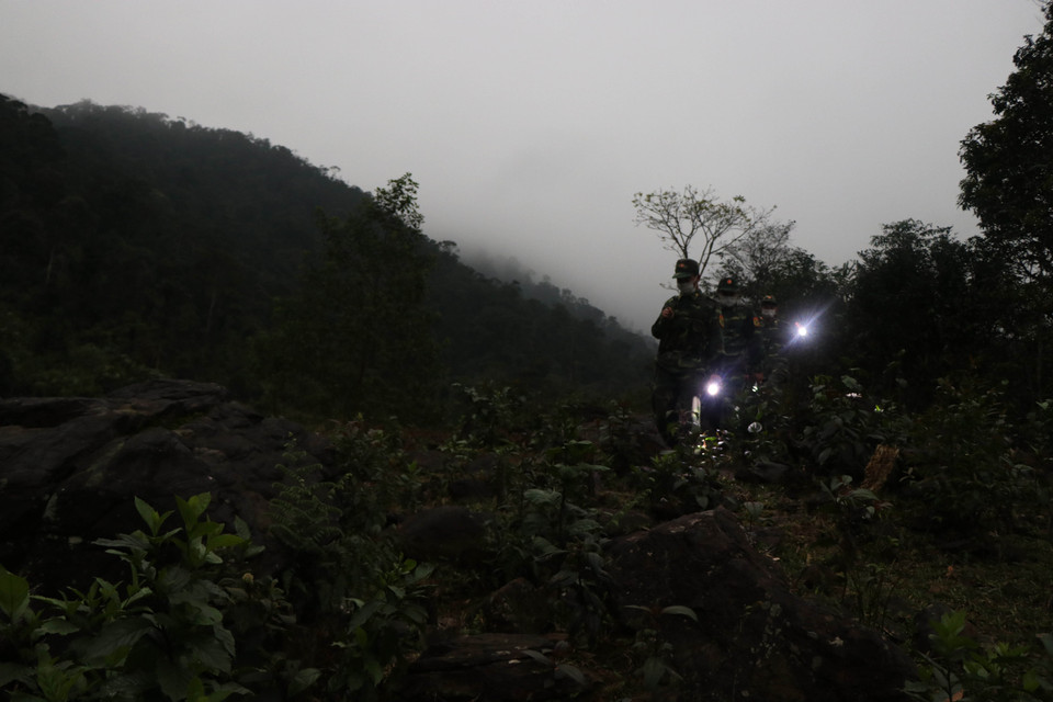 Cán bộ, chiến sỹ Đồn Biên phòng Cửa khẩu A Đớt trên đường đi tuần tra vào chiều tối. (Ảnh: Đỗ Trưởng/TTXVN)