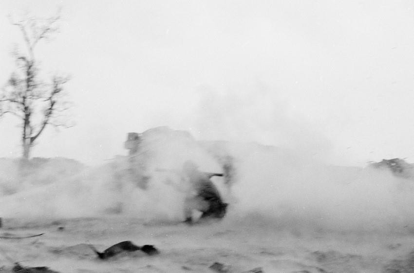 Trong chiến dịch này, ta tập trung lực lượng lớn quân thuộc nhiều binh chủng, nhiều khí tài quân sự và sử dụng đòn nghi binh chiến dịch, giấu kín lực lượng làm cho địch tưởng ta suy yếu để kéo quân ra càng nhiều càng tốt, sa vào thế trận bày sẵn và bị ta tiêu diệt. (Ảnh: TTXVN)