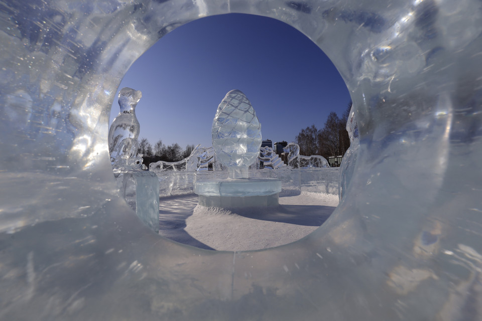 Hình ảnh quả thông được khắc họa trên băng đá. (Ảnh: Trần Hiếu/TTXVN)