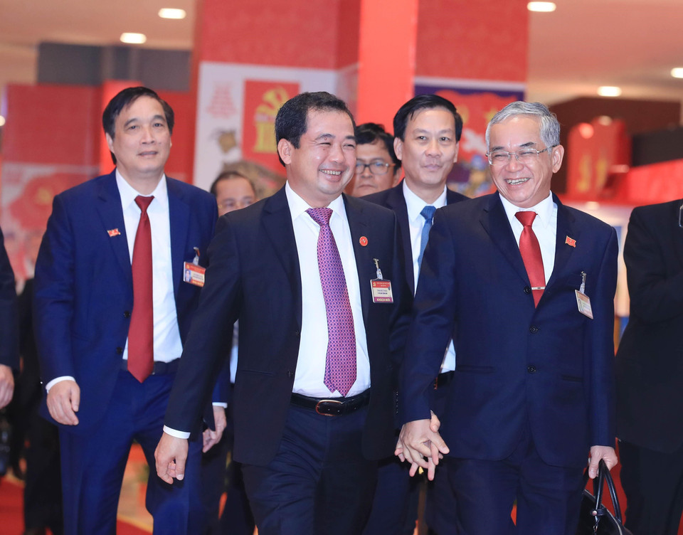 Các đại biểu bày tỏ niềm hân hoan, phấn khởi sau phiên bế mạc Đại hội XIII, sáng 1/2/2021. (Nguồn: TTXVN)