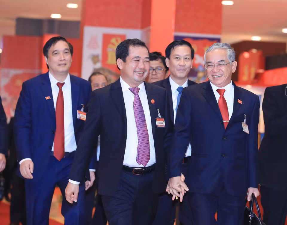 Các đại biểu bày tỏ niềm hân hoan, phấn khởi sau phiên bế mạc Đại hội XIII, sáng 1/2/2021. (Nguồn: TTXVN)