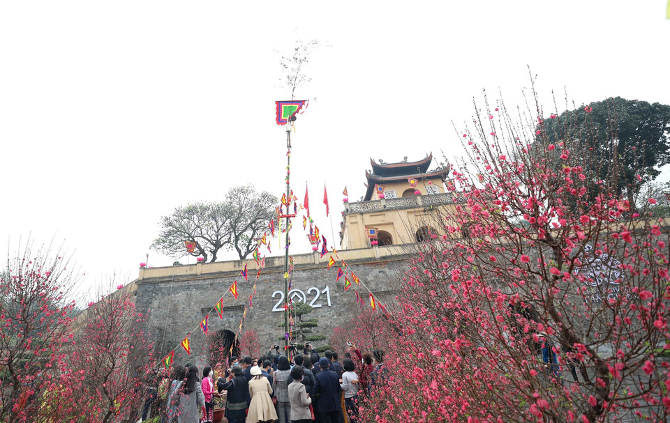 Dựng cây nêu ngày Tết. (Ảnh: Thanh Tùng/TTXVN)