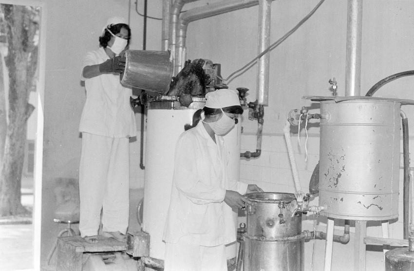 Việt Nam cũng được biết đến là quốc gia đang dần vươn lên vị trí quan trọng trong danh sách các nước sản xuất vắcxin trên thế giới. Trong ảnh: Sản xuất thuốc chữa bệnh sốt rét bằng lá của cây Thanh Hao hoa vàng (1992). (Ảnh: Hữu Oai/TTXVN)