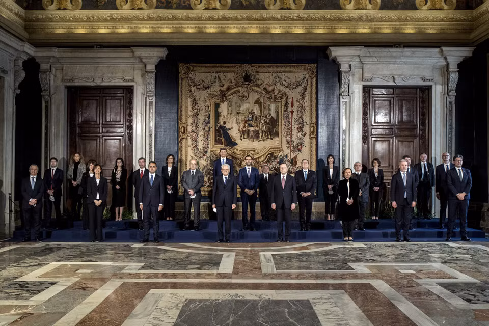 Ngày 18/2/2021, với 535 phiếu ủng hộ, 56 phiếu chống và 5 phiếu trắng, Hạ viện Italy đã tín nhiệm thông qua Chính phủ của Thủ tướng Mario Draghi. Trước đó, ngày 17/2, Thượng viện Italy cũng đã phê chuẩn Chính phủ của Thủ tướng Draghi với kết quả 262 phiếu ủng hộ, 40 phiếu chống, và 2 phiếu trắng. Với kết quả trên, Italy chính thức có Chính phủ thứ 67 kể từ khi Cộng hòa Italy được thành lập năm 1946 và ông Mario Draghi trở thành Thủ tướng thứ 30 tại nước này. Trong ảnh: Tân Thủ tướng Italy Mario Draghi (thứ 5, trái, phía trước) chụp ảnh với các thành viên nội các mới ở Rome, ngày 13/2/2021. (Nguồn: THX/TTXVN)