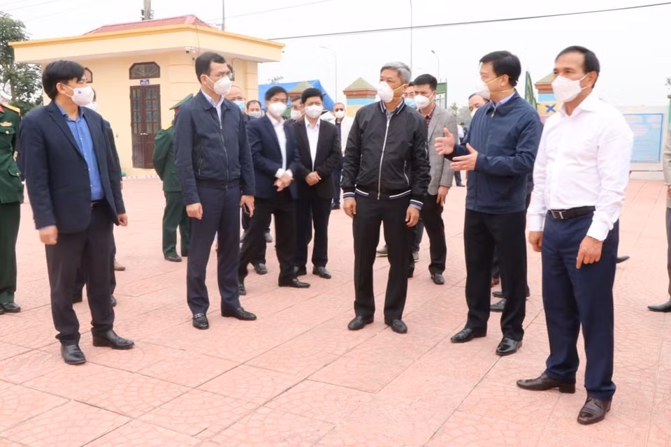 Thứ trưởng Bộ Y tế kiểm tra công tác phòng, chống dịch tại khu cách ly tập trung Trường Mầm non Cẩm Phúc (huyện Cẩm Giàng). (Ảnh: Mạnh Minh/TTXVN)