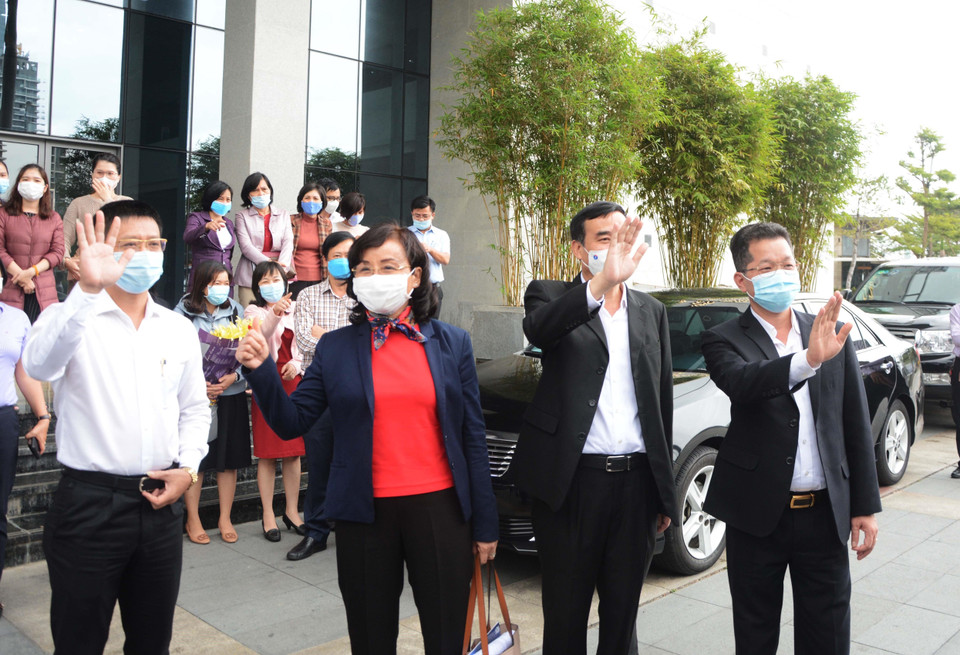 Lãnh đạo thành phố Đà Nẵng vẫy tay chào Đoàn y tế tiếp viện tỉnh Gia Lai phòng, chống dịch COVID-19. (Ảnh: Văn Dũng/TTXVN)