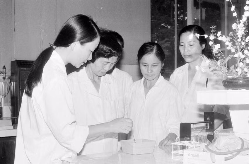 Việt Nam cũng được biết đến là quốc gia đang dần vươn lên vị trí quan trọng trong danh sách các nước sản xuất vaccine trên thế giới. Trong ảnh: Các kỹ thuật viện của Viện Vệ sinh dịch tễ Hà Nội trao đổi kinh nghiệm sau khi Viện nghiên cứu thành công vắcxin phòng bệnh viêm gan B (1992). (Ảnh: Thu Hoài/ TTXVN)