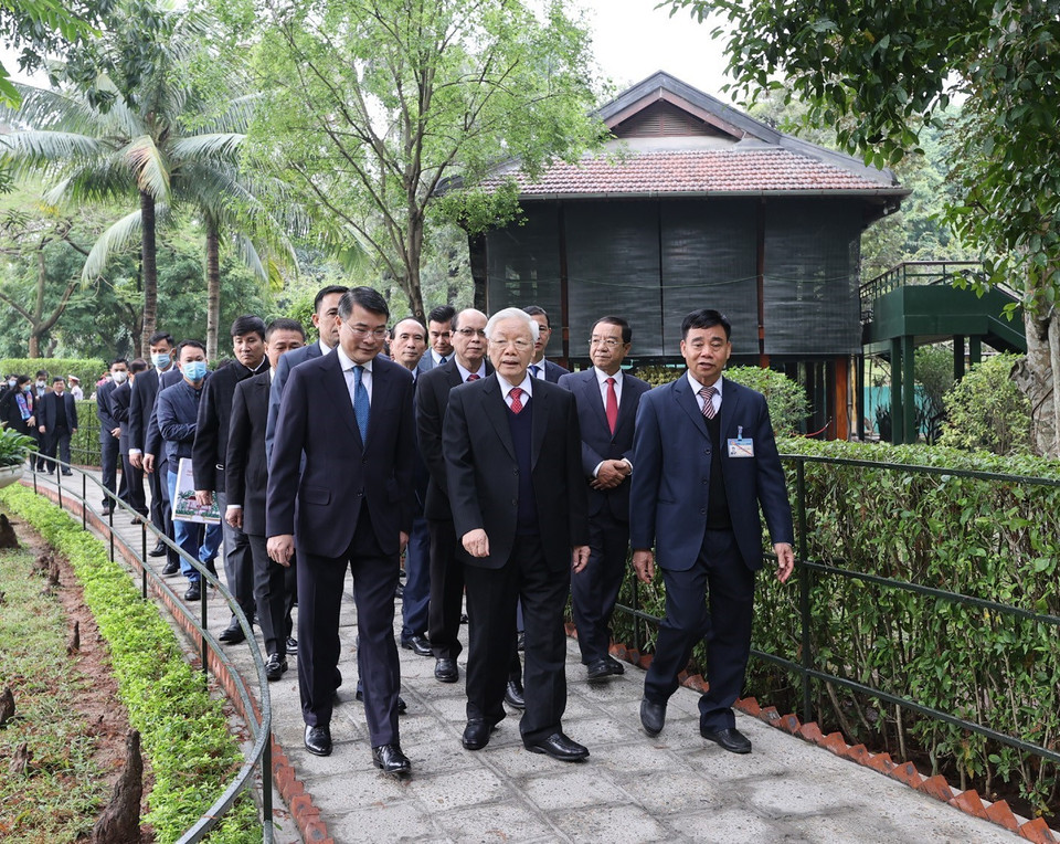 Nhân dịp Tết Nguyên đán Tân Sửu 2021, sáng 10/2/2021 (29 Tết), Tổng Bí thư, Chủ tịch nước Nguyễn Phú Trọng đến dâng hương tưởng niệm Bác Hồ ở Nhà 67 trong Khu Di tích Chủ tịch Hồ Chí Minh tại Phủ Chủ tịch. (Ảnh: Trí Dũng/TTXVN)